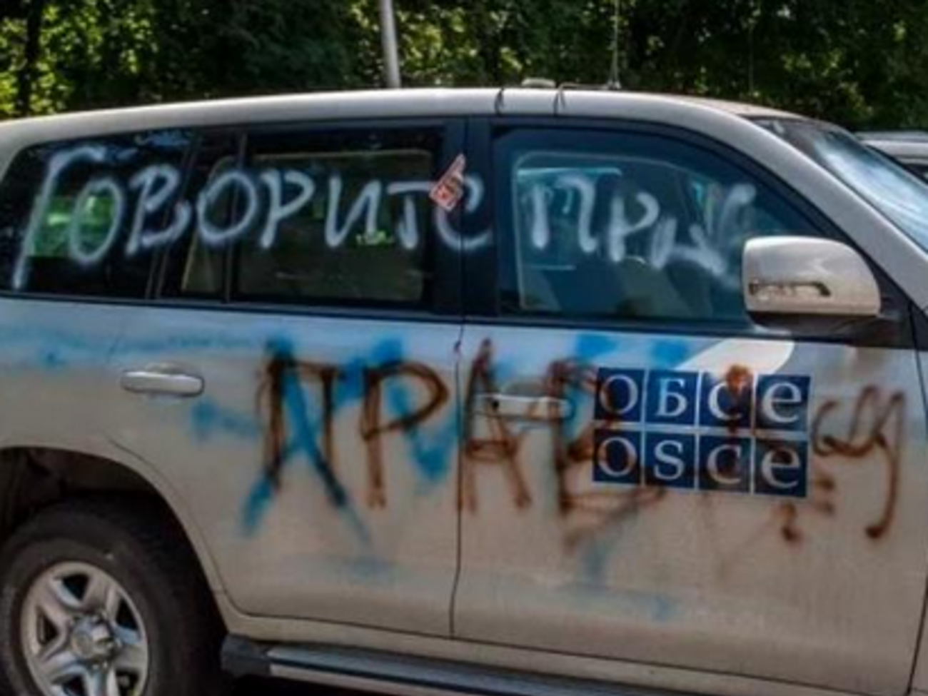 Последствия нападения на автомобили наблюдателей ОБСЕ в Донецке