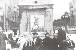 Киевляне на фоне советского агитационного плаката, бульвар Шевченко, сентябрь 1941 года