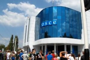 Возле штаб-квартиры специальной мониторинговой миссии ОБСЕ в Луганске прошла акция протеста против работы наблюдателей