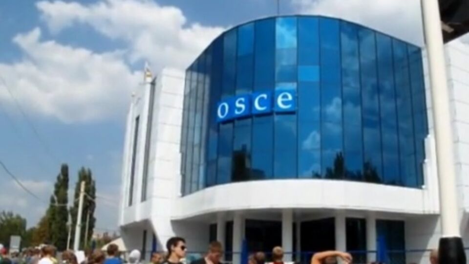 Возле штаб-квартиры специальной мониторинговой миссии ОБСЕ в Луганске прошла акция протеста против работы наблюдателей