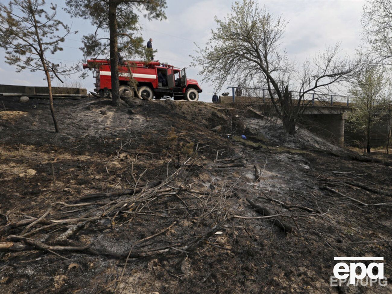 Очаг возгорания контролируется пожарными