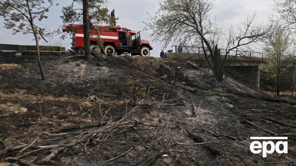 Очаг возгорания контролируется пожарными