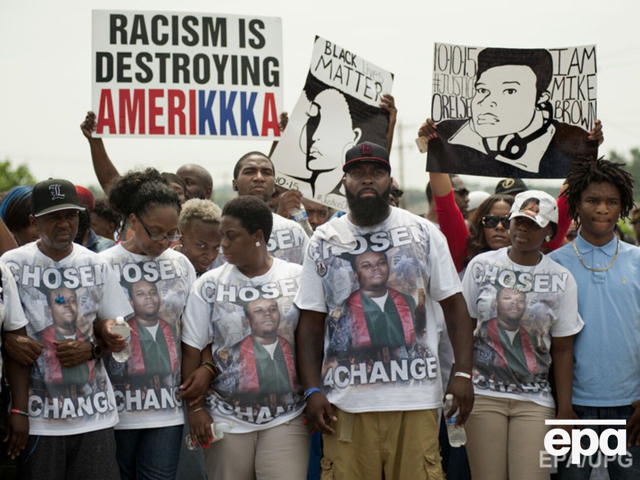 В Фергюсоне прошла акция в память о погибшем год назад подростке