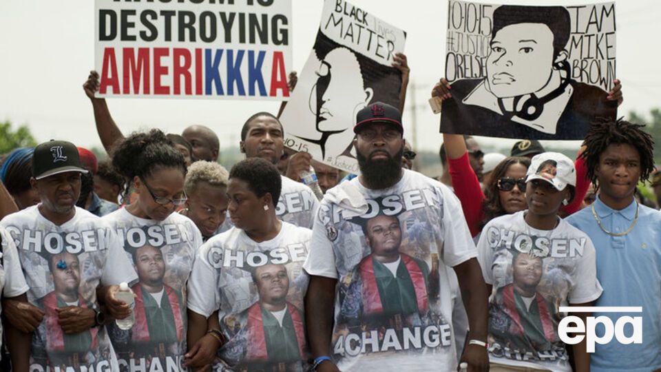 В Фергюсоне прошла акция в память о погибшем год назад подростке