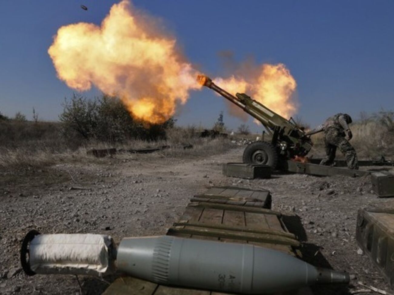 В результате обстрела боевиков в Луганской области один человек погиб и четверо ранены