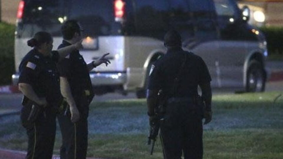 Подозреваемый в убийстве семьи с шестью детьми в Техасе стрелял по полицейским