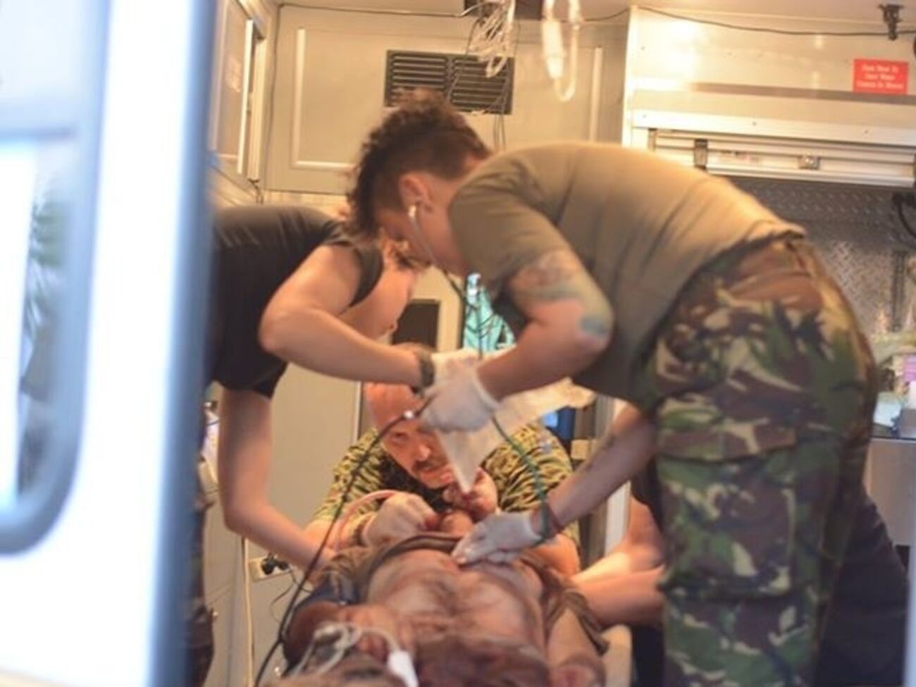 Медики оказывают помощь раненому бойцу