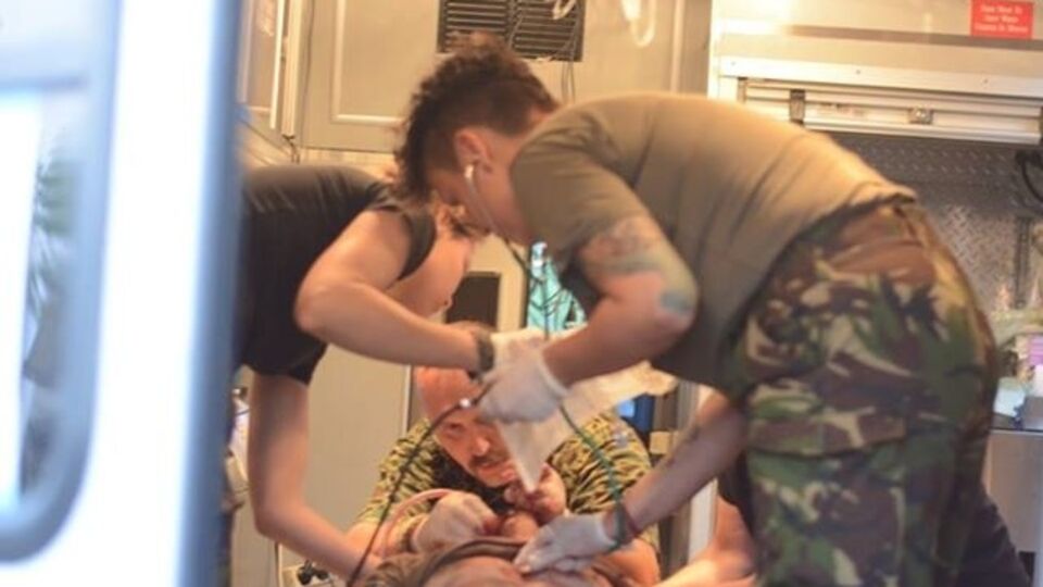 Медики оказывают помощь раненому бойцу