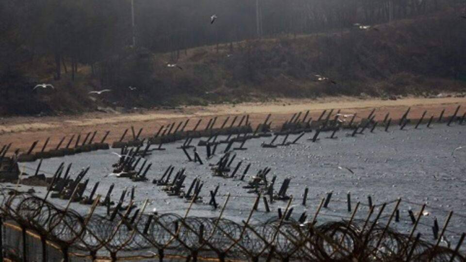 Южную Корею отделяет от КНДР укрепленная демилитаризованная зона шириной в четыре километра