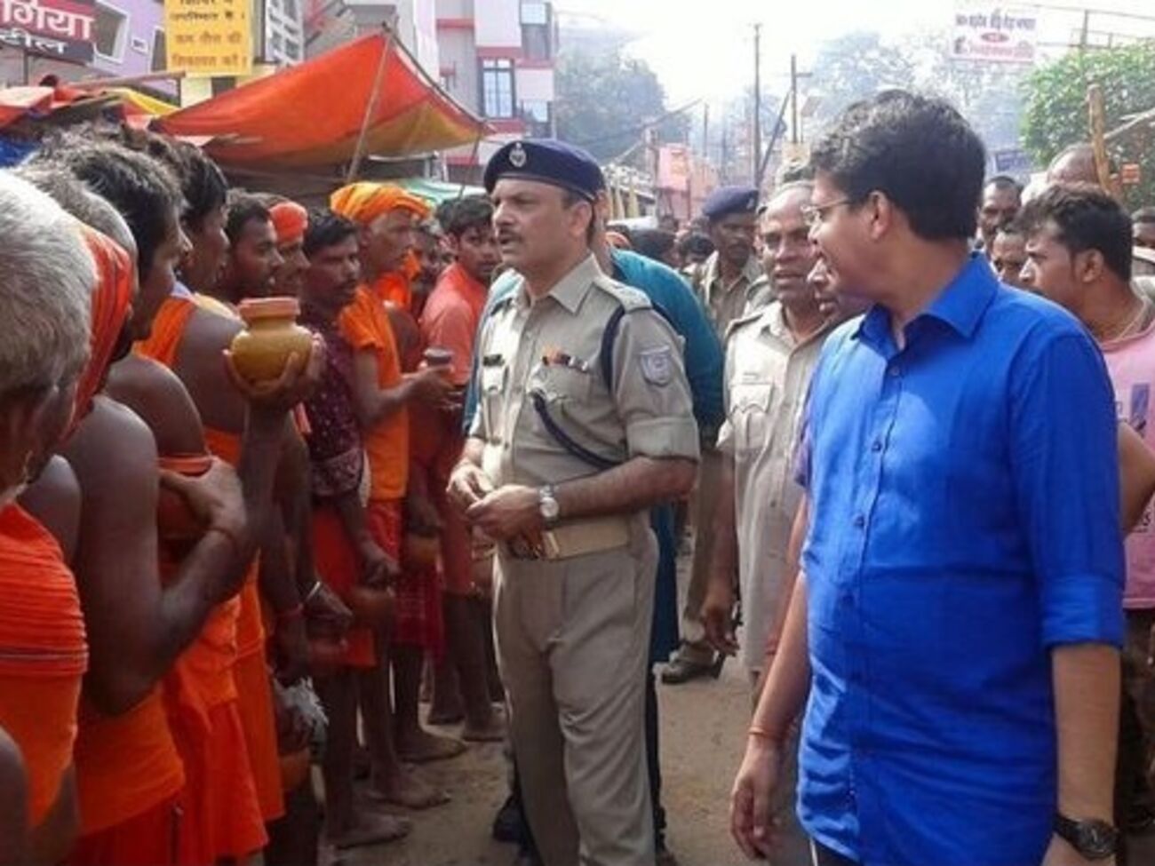 Полиция инструктировала паломников в очереди к храму