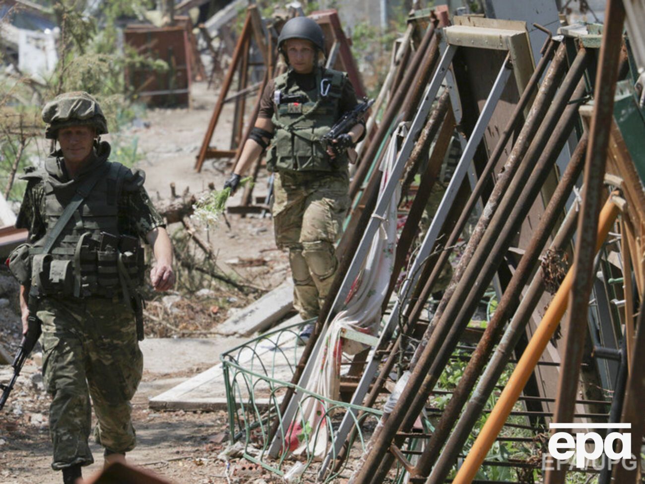 Один военный погиб, один --- пропал без вести