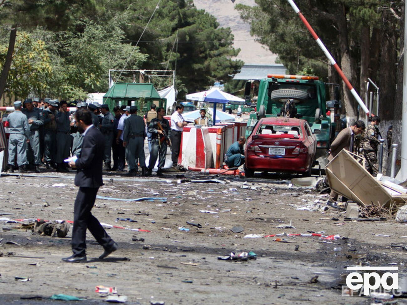 Террорист-смертник привел в действие бомбу, находившуюся в автомобиле у въезда в аэропорт