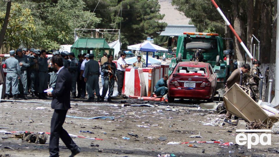 Террорист-смертник привел в действие бомбу, находившуюся в автомобиле у въезда в аэропорт