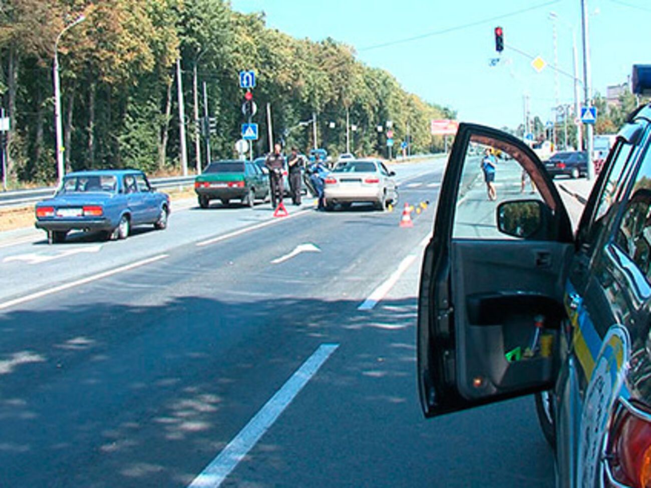 Милиция и криминалисты работают на месте стрельбы по машине в Виннице