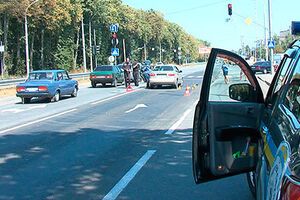 Милиция и криминалисты работают на месте стрельбы по машине в Виннице