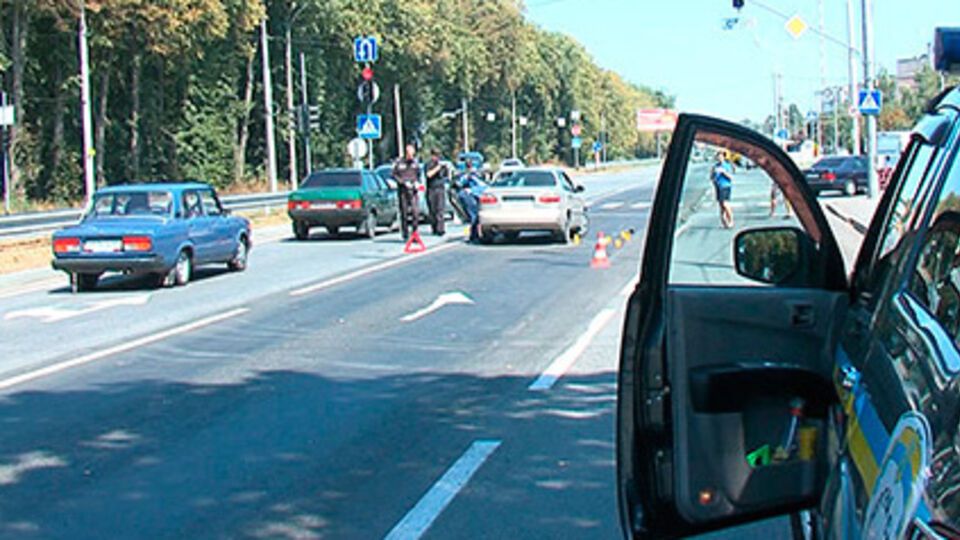 Милиция и криминалисты работают на месте стрельбы по машине в Виннице