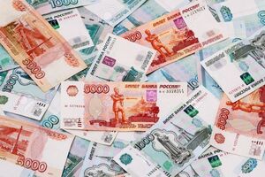 Курс доллара к рублю 6 августа установил новый максимум за последние шесть месяцев