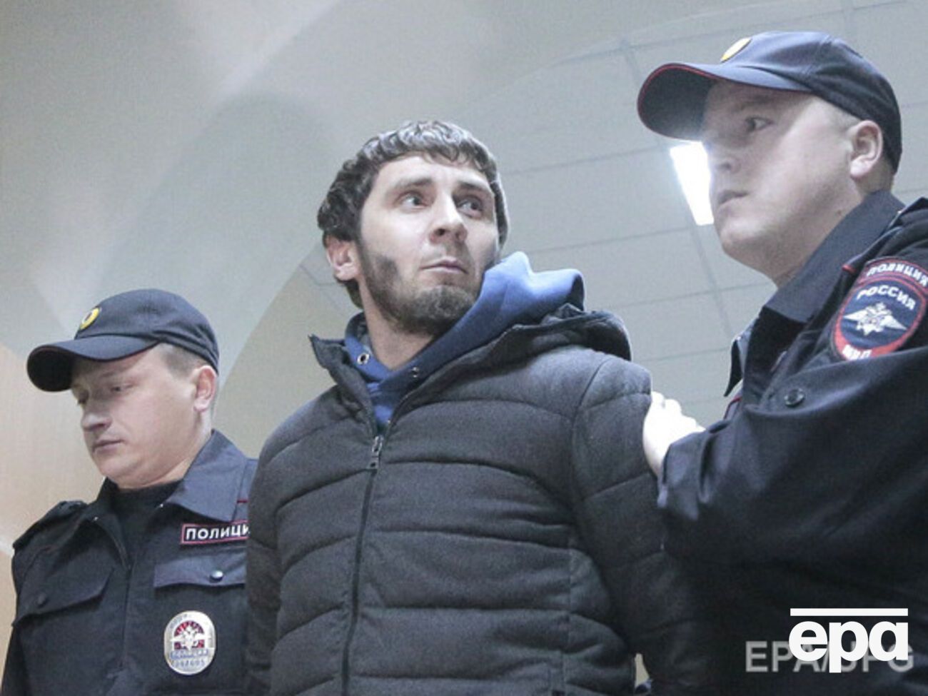 Заур Дадаев (в центре), по словам его адвоката, не знает, кто мог отправить ему зашифрованную записку