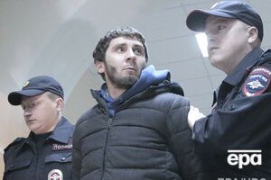 Заур Дадаев (в центре), по словам его адвоката, не знает, кто мог отправить ему зашифрованную записку