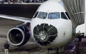Во время полета сильный дождь с градом повредил носовую обшивку авиалайнера