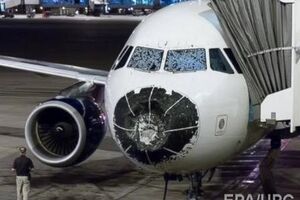 Во время полета сильный дождь с градом повредил носовую обшивку авиалайнера