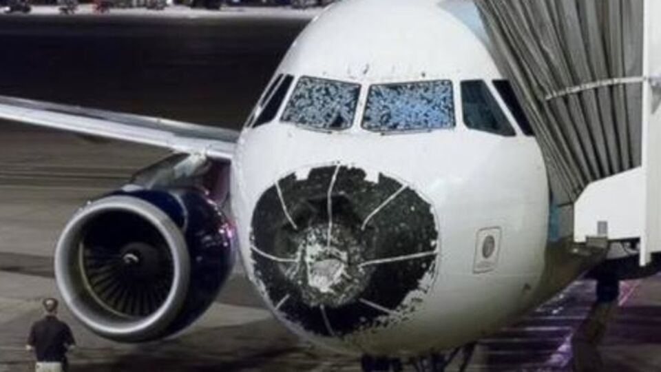 Во время полета сильный дождь с градом повредил носовую обшивку авиалайнера