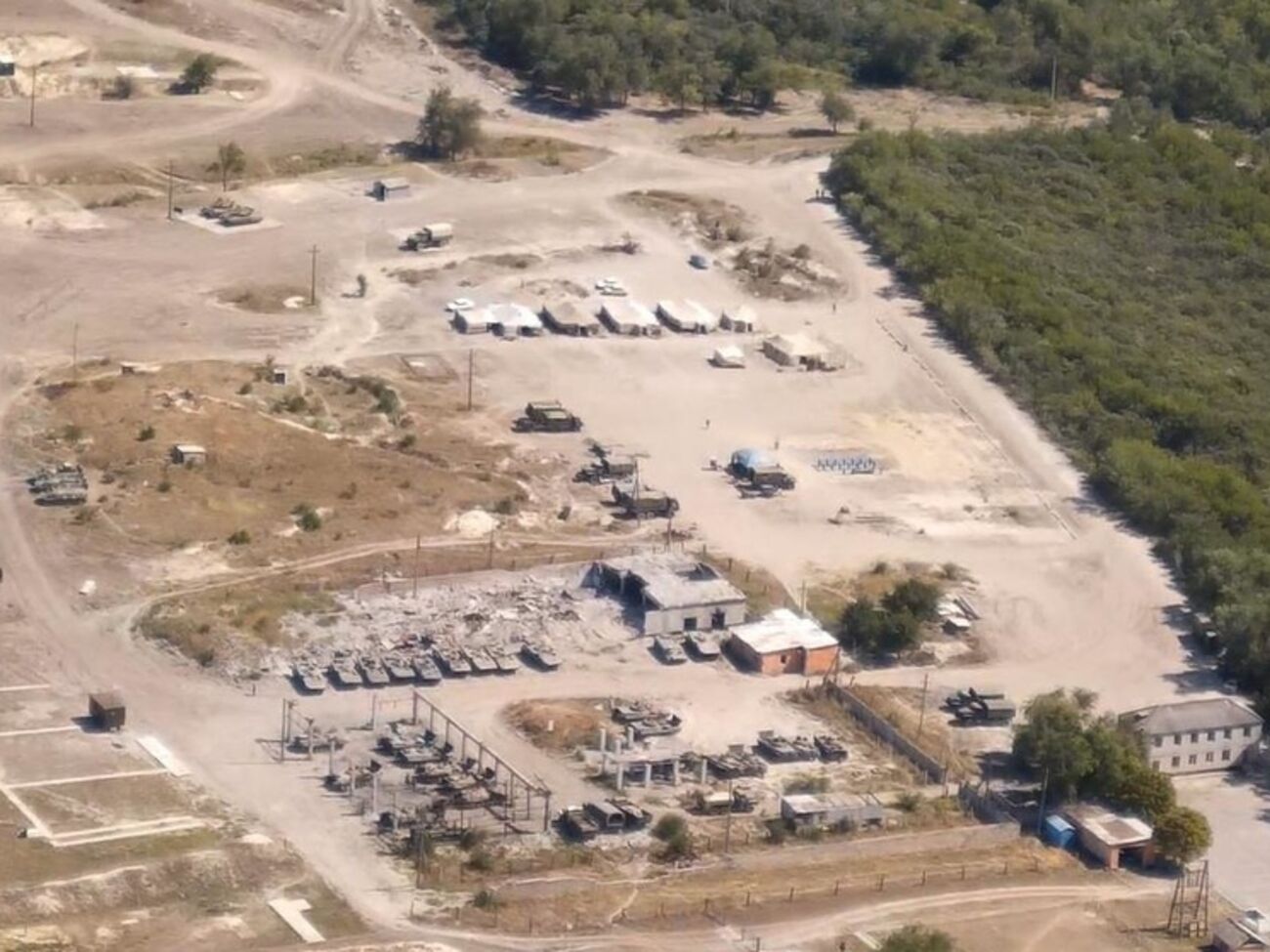 Волонтеры с помощью беспилотников сняли базу боевиков под Луганском