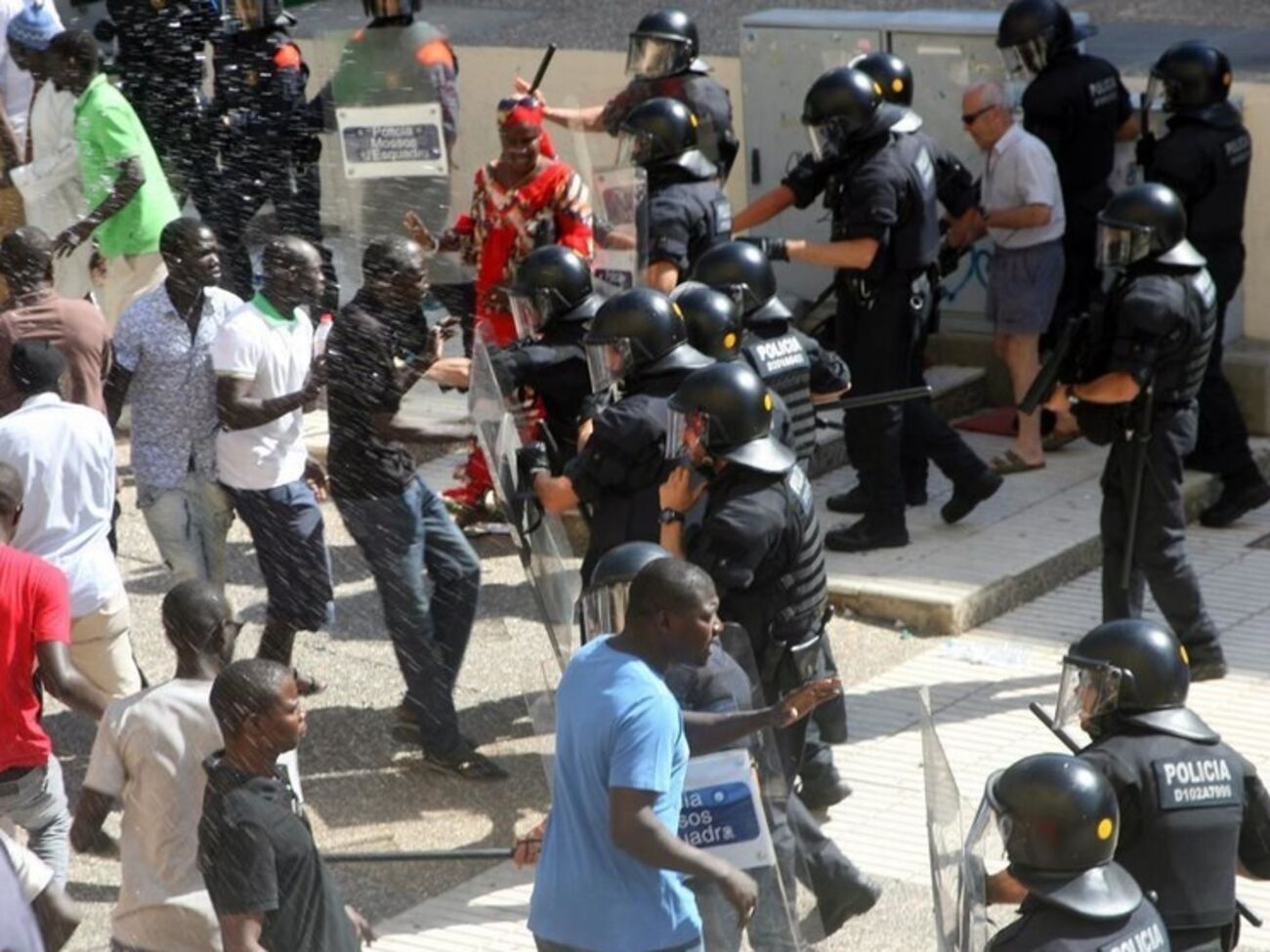 В Испании произошли столкновения между полицией и мигрантами. Фоторепортаж