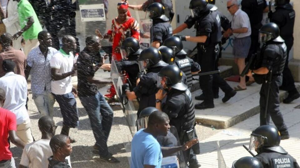 В Испании произошли столкновения между полицией и мигрантами. Фоторепортаж