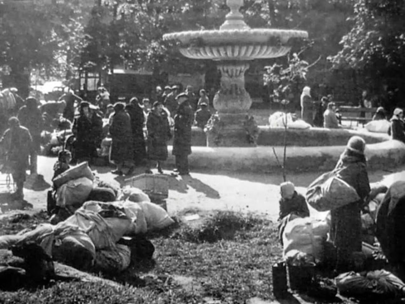 Погорельцы в Киеве у фонтана в сквере возле "Золотых ворот", сентябрь 1941