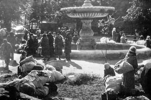 Погорельцы в Киеве у фонтана в сквере возле "Золотых ворот", сентябрь 1941