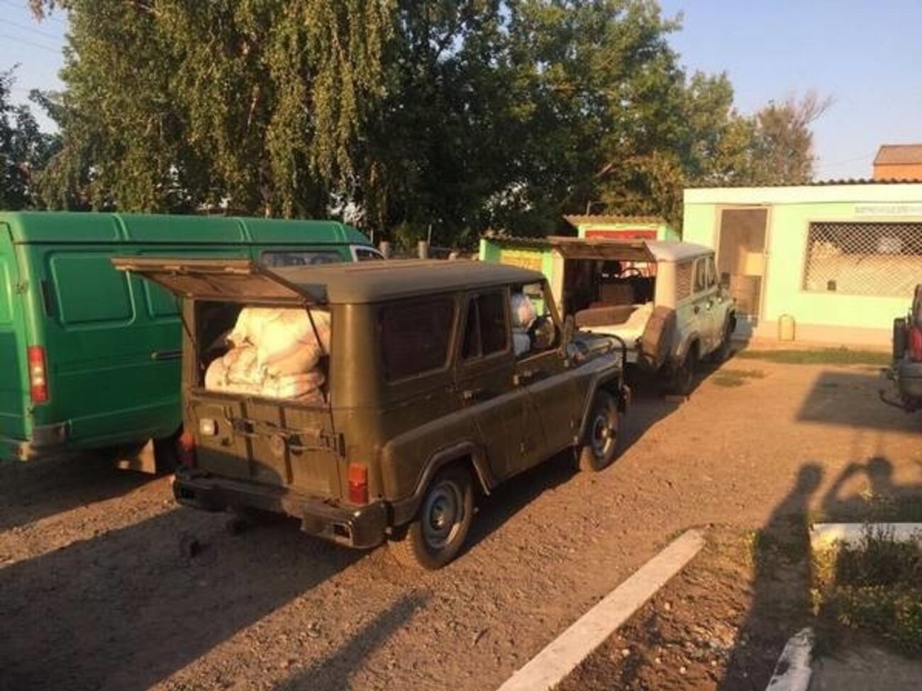 Злоумышленники переправляли товары через границу на автомобилях местных жителей