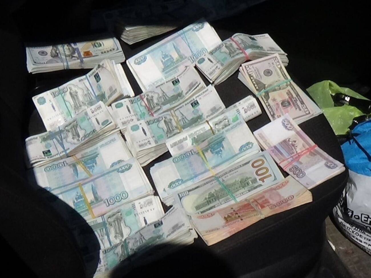 На линии разграничения задержали машину с деньгами, спрятанными в тайнике