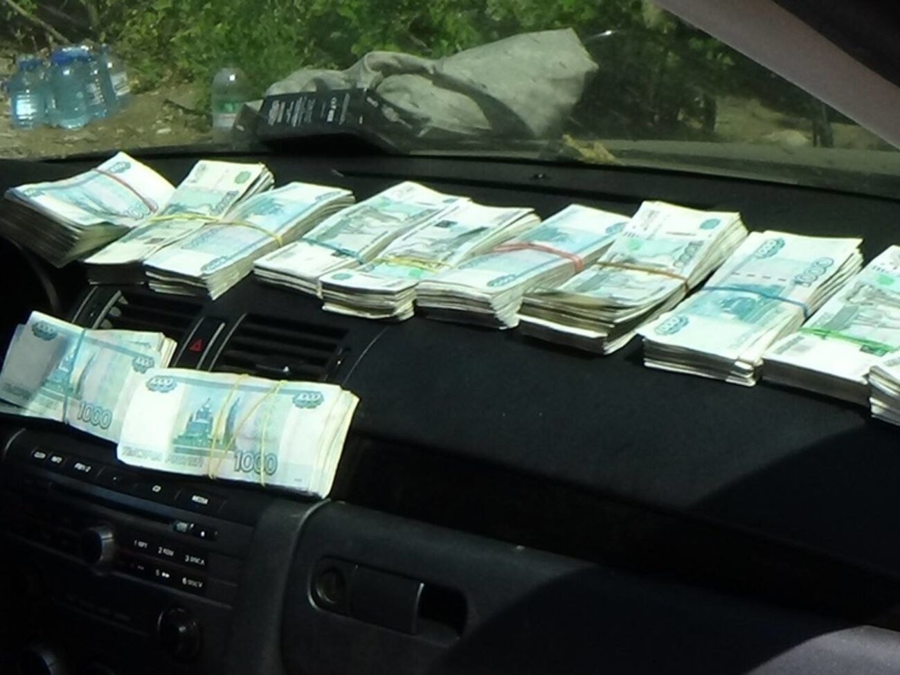 Машину, отвозившую наличность в Донецк, хотят отпустить вместе с деньгами, сообщил волонтер Роман Доник