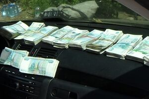 Машину, отвозившую наличность в Донецк, хотят отпустить вместе с деньгами, сообщил волонтер Роман Доник