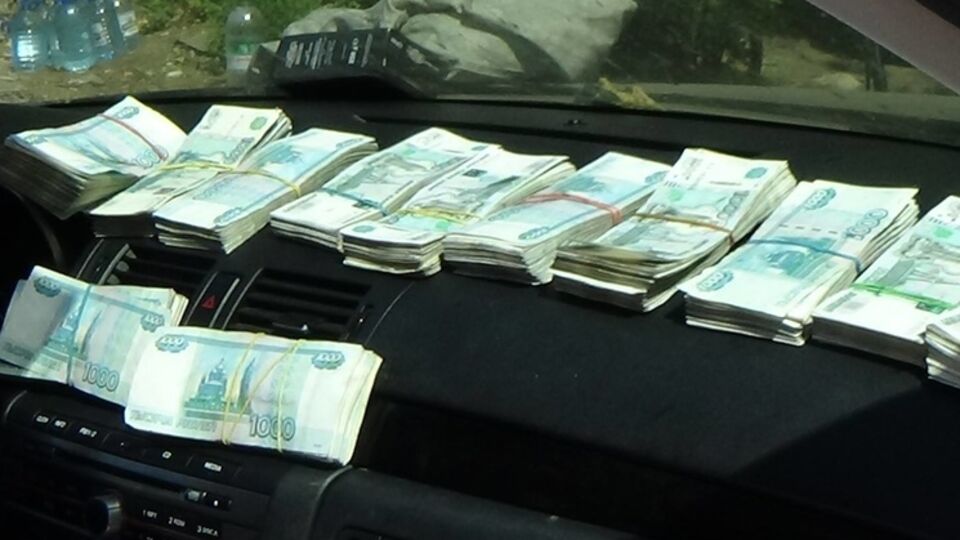 Машину, отвозившую наличность в Донецк, хотят отпустить вместе с деньгами, сообщил волонтер Роман Доник