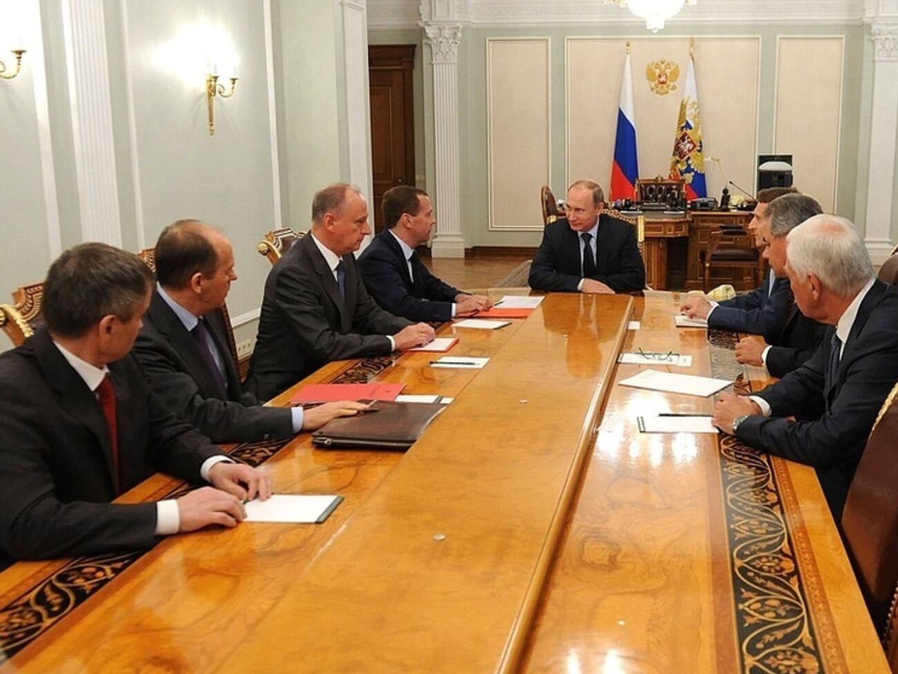 Путин в ходе совещания Совбеза РФ обвинил украинских силовиков в обстрелах наблюдаталей ОБСЕ и населенных пунктов Донбасса