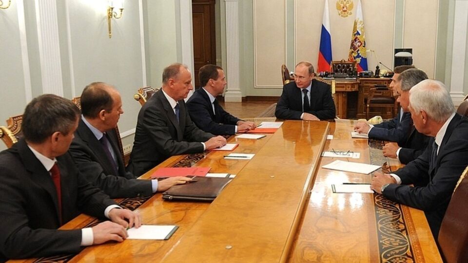 Путин в ходе совещания Совбеза РФ обвинил украинских силовиков в обстрелах наблюдаталей ОБСЕ и населенных пунктов Донбасса