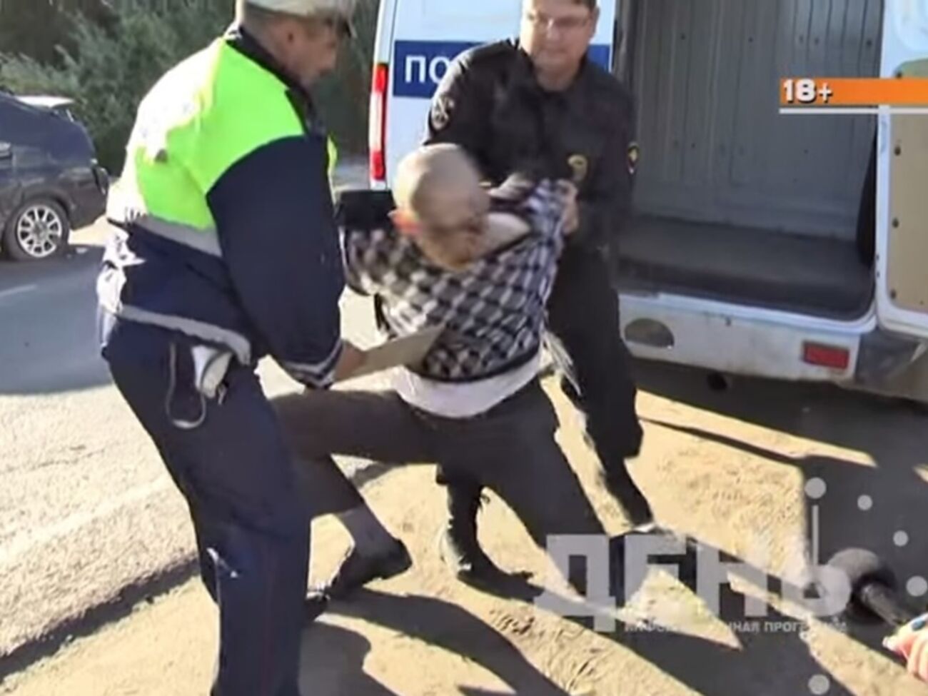 Задержанный россиянин требовал снять наручники и звал Путина