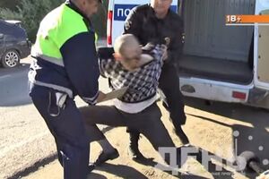 Задержанный россиянин требовал снять наручники и звал Путина