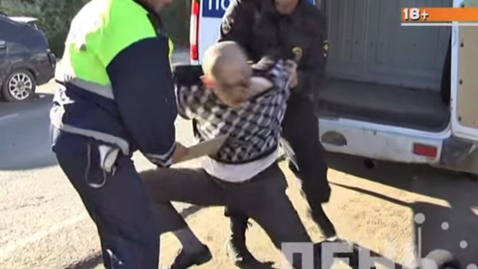 Задержанный россиянин требовал снять наручники и звал Путина