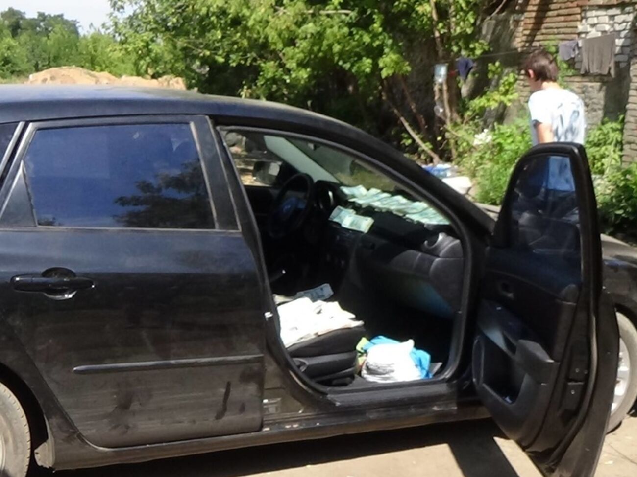 Автомобиль с деньгами и банковскими карточками, пытавшийся проехать на территорию, подконтрольную "ДНР", все-таки задержали