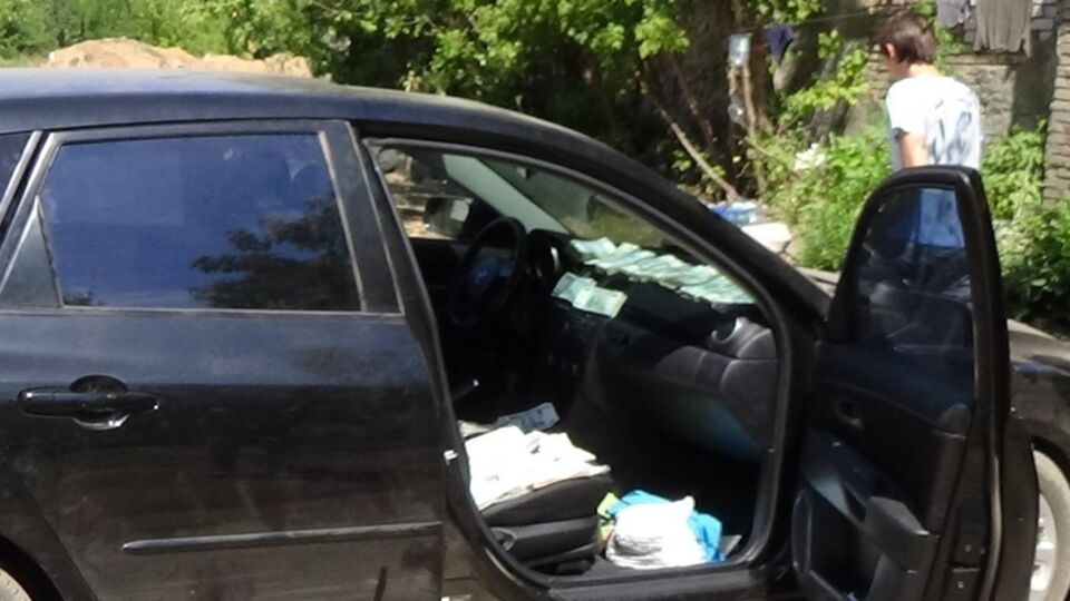 Автомобиль с деньгами и банковскими карточками, пытавшийся проехать на территорию, подконтрольную "ДНР", все-таки задержали