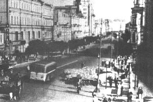 Киев, лето 1941 года. Сооружение баррикад на Крещатике, около крытого рынка