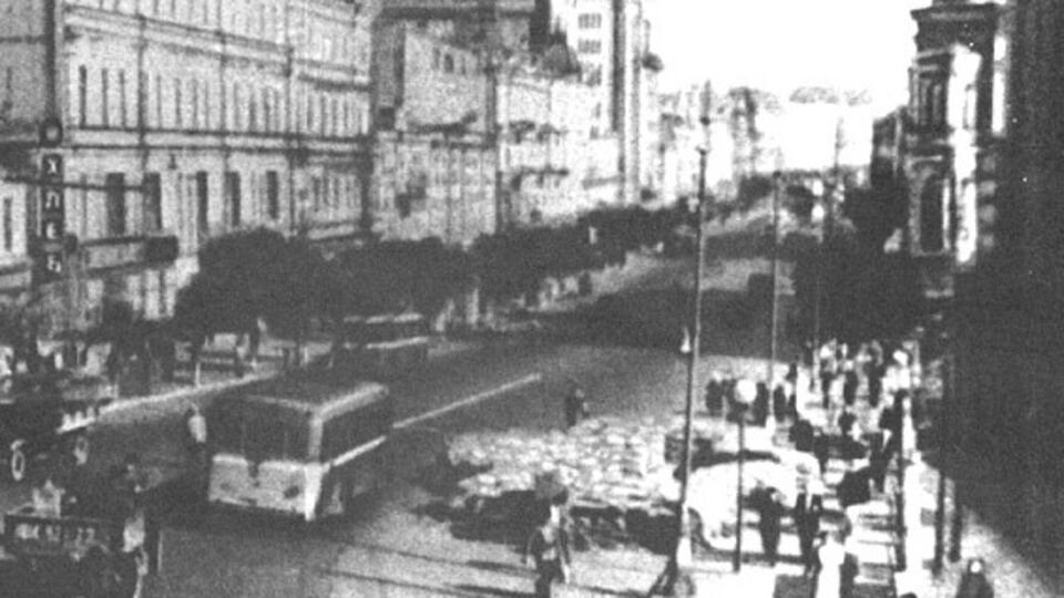 Киев, лето 1941 года. Сооружение баррикад на Крещатике, около крытого рынка