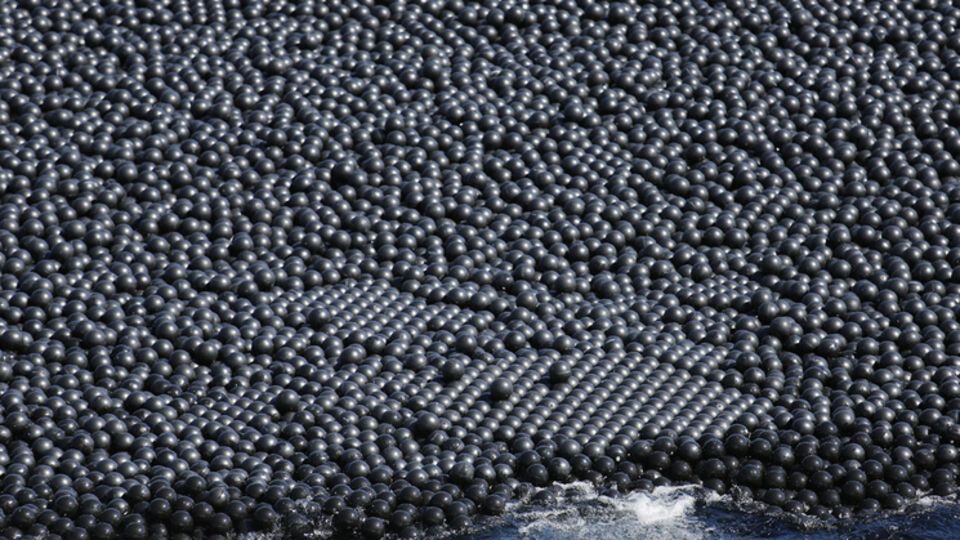 Черные шарики должны защитить воду от испарения, микроорганизмов и водорослей