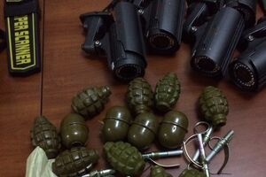 Во время обыска нашли 13 противопехотных гранат, четыре противотанковые гранаты, автоматы, пистолет и большое количество боеприпасов к ним