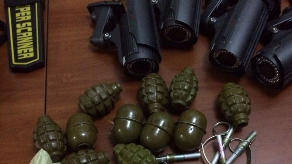 Во время обыска нашли 13 противопехотных гранат, четыре противотанковые гранаты, автоматы, пистолет и большое количество боеприпасов к ним