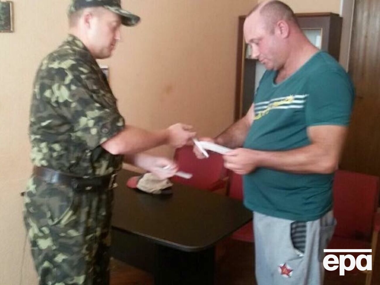 Вручение повестки о мобилизации подозреваемому в стрельбе по ребенку