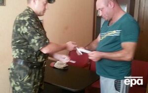 Вручение повестки о мобилизации подозреваемому в стрельбе по ребенку